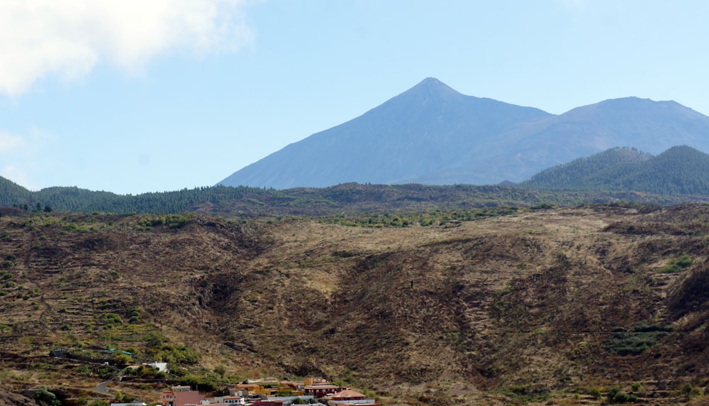 Una vista de una montaña con un pueblo en primer plano