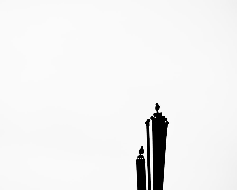 時計塔の白黒写真