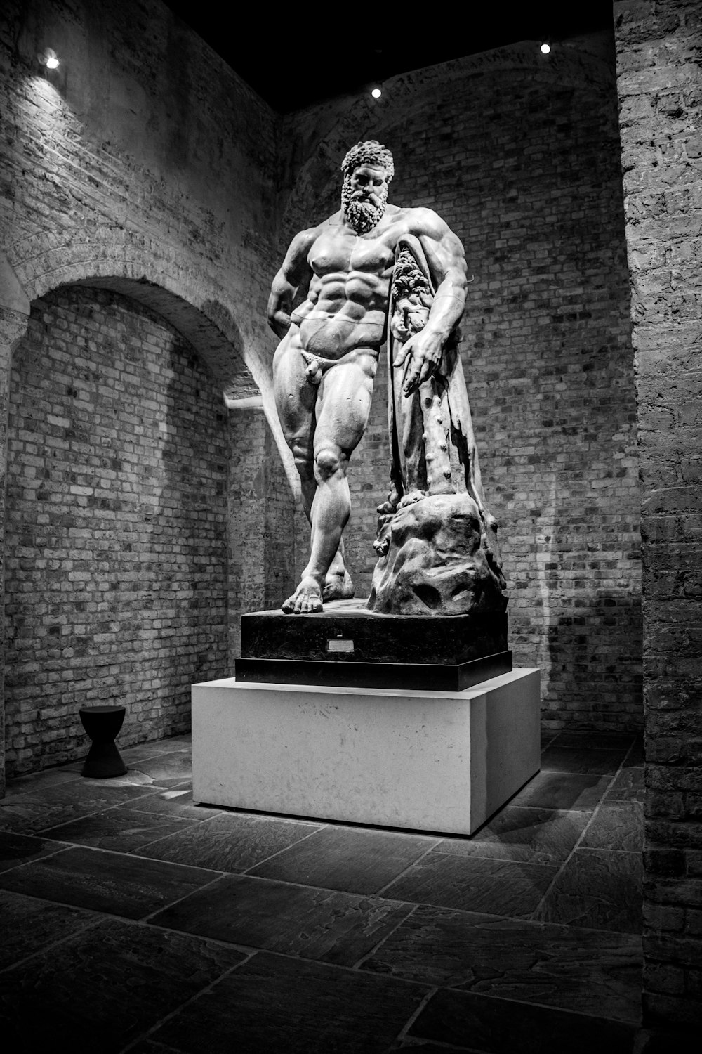 ein Schwarz-Weiß-Foto einer Statue eines Mannes