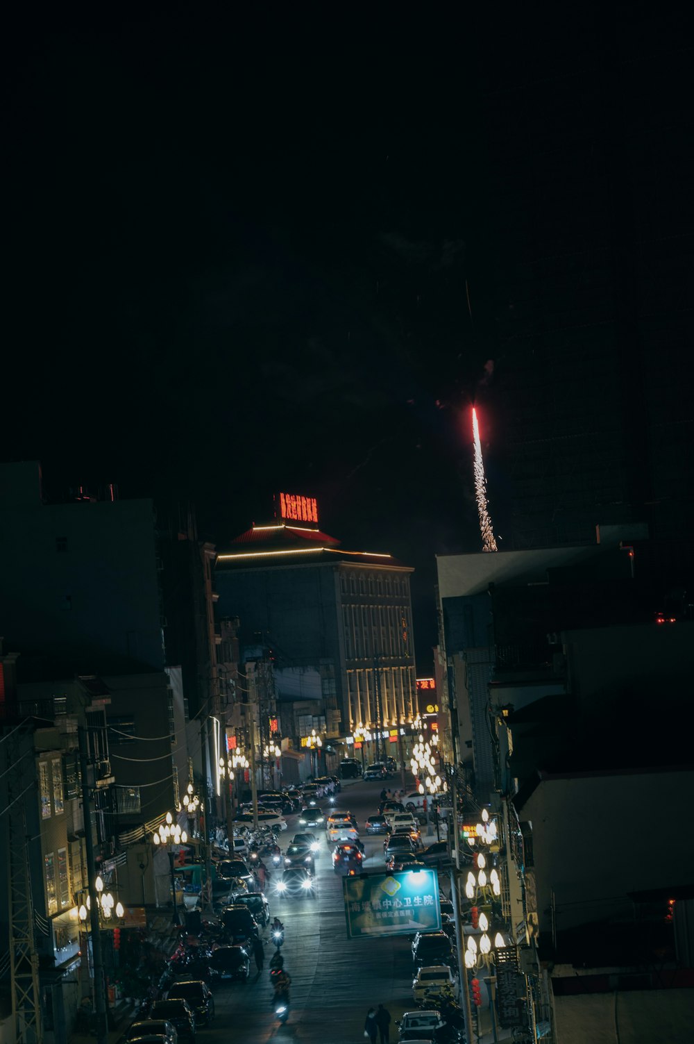 a city street filled with lots of traffic at night