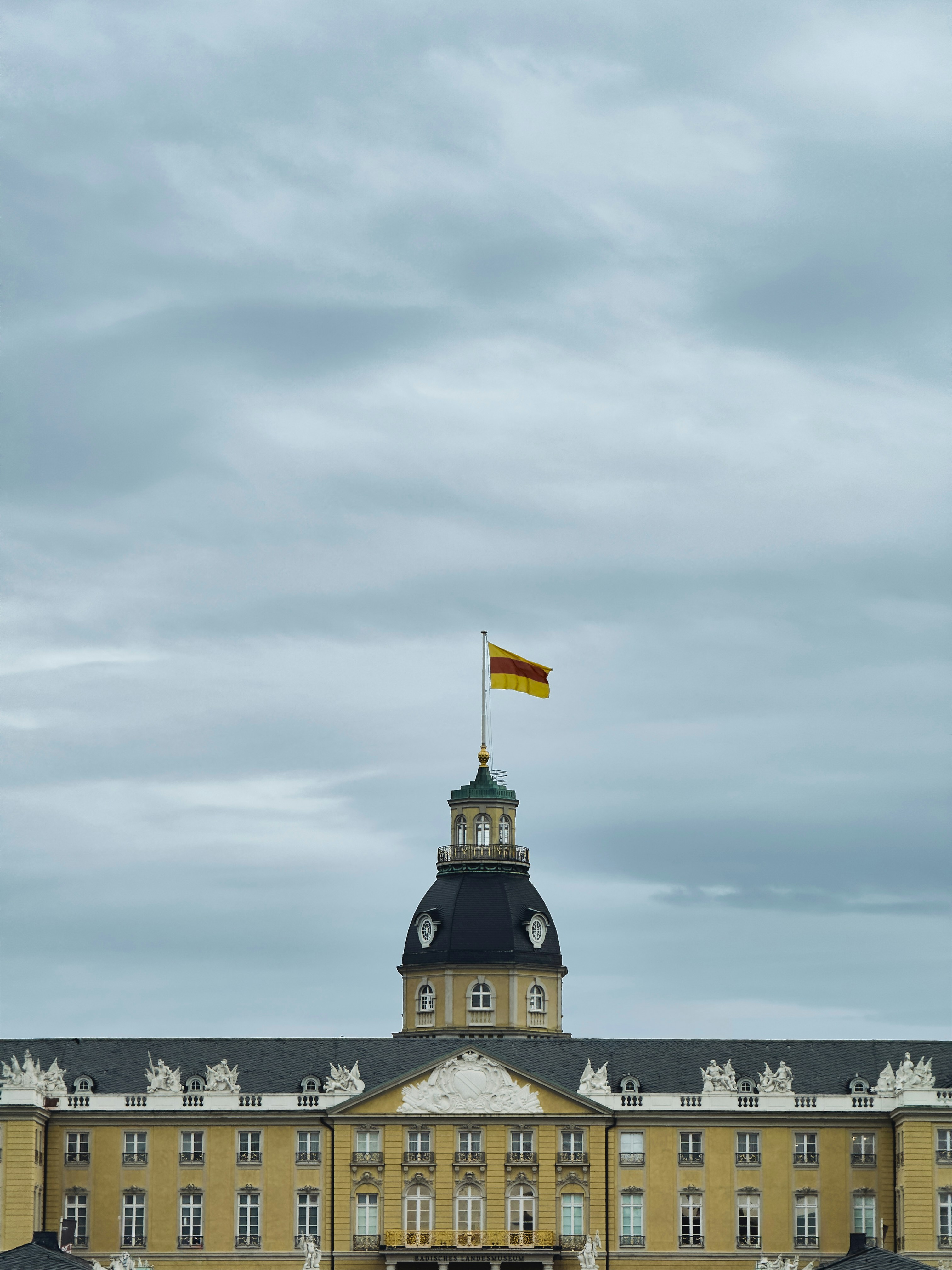 um grande edifício com uma bandeira em cima dele