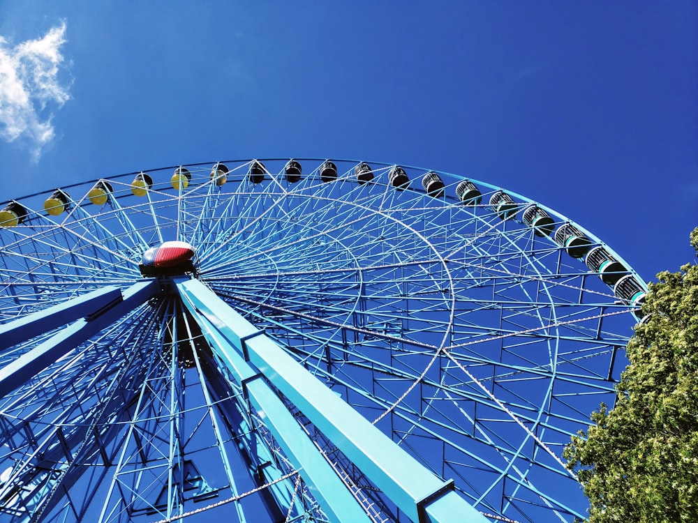 ein Riesenrad mit blauem Himmel im Hintergrund