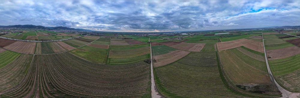 Una veduta aerea di un campo con uno sfondo di cielo