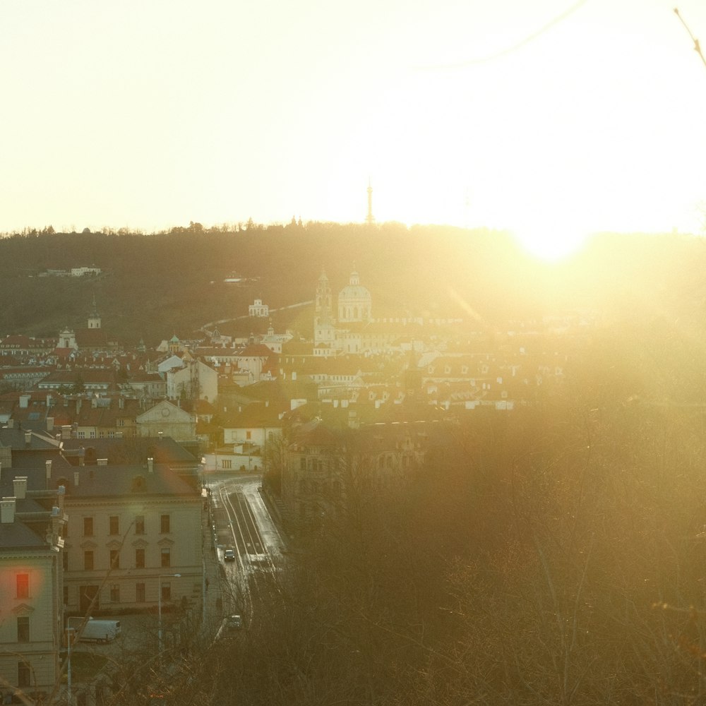 Una vista de una ciudad desde una colina al atardecer