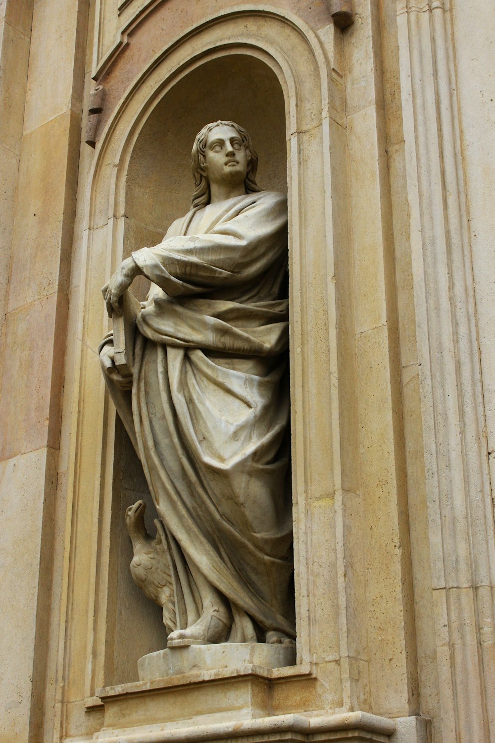 eine Statue einer Frau mit einem Vogel in der Hand