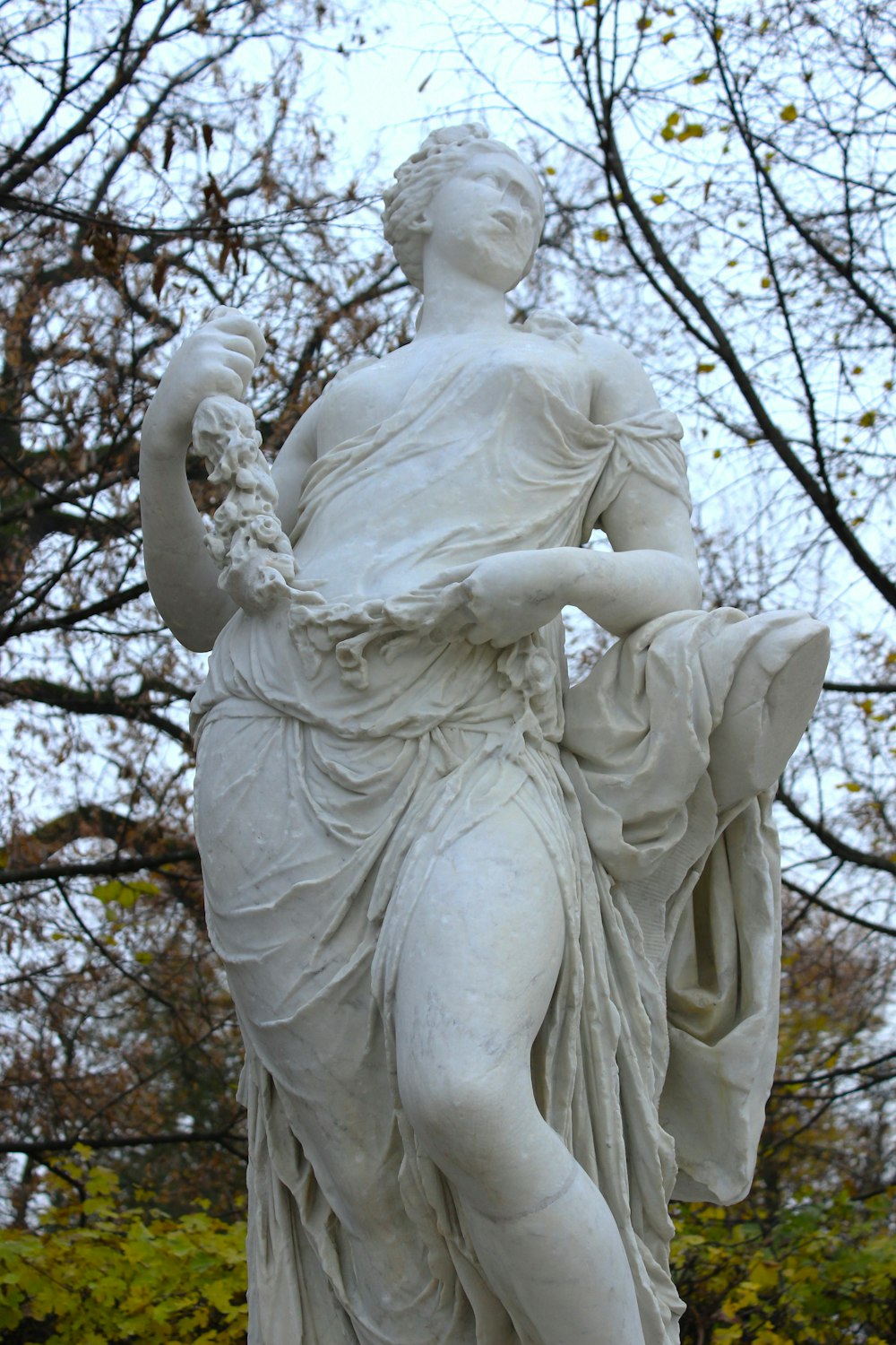 uma estátua de uma mulher segurando um pássaro