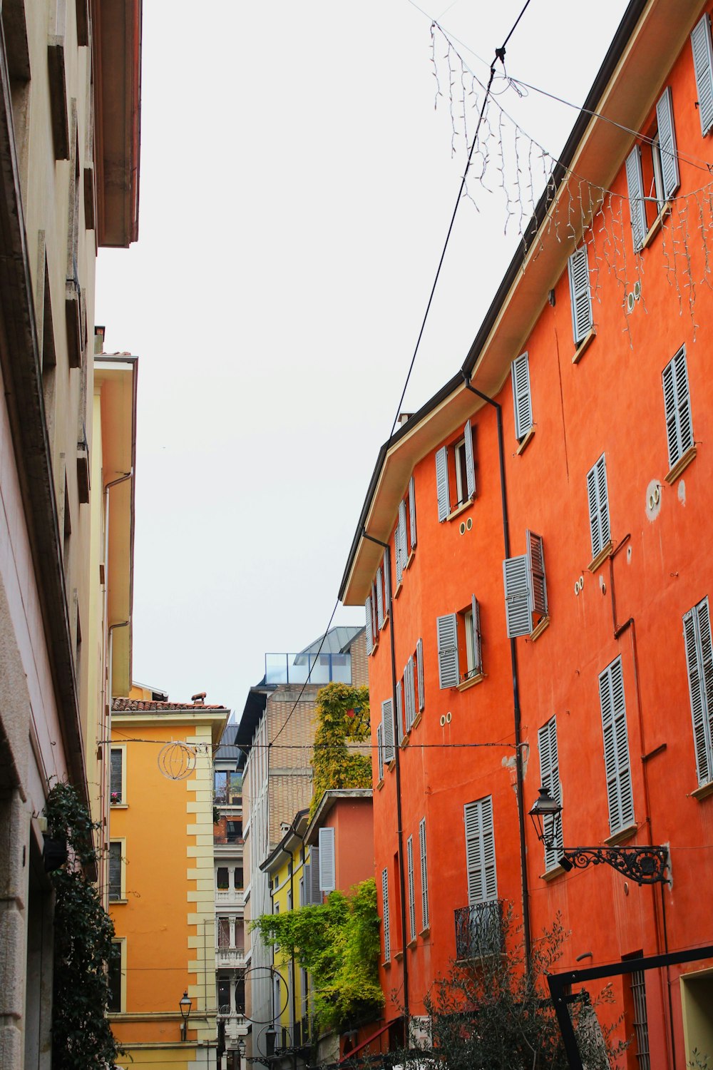 a narrow alley way with buildings in the background