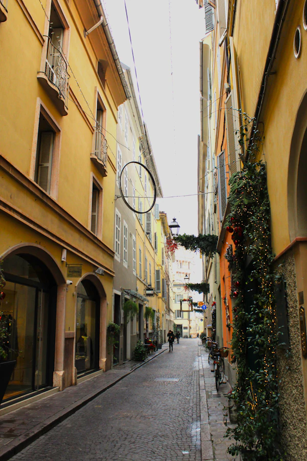 Schmale Altstadtgasse mit bunten Häusern