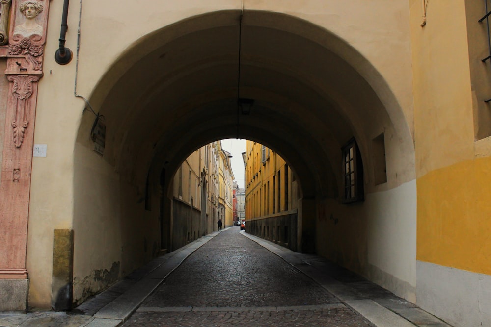une rue avec un tunnel entre deux bâtiments