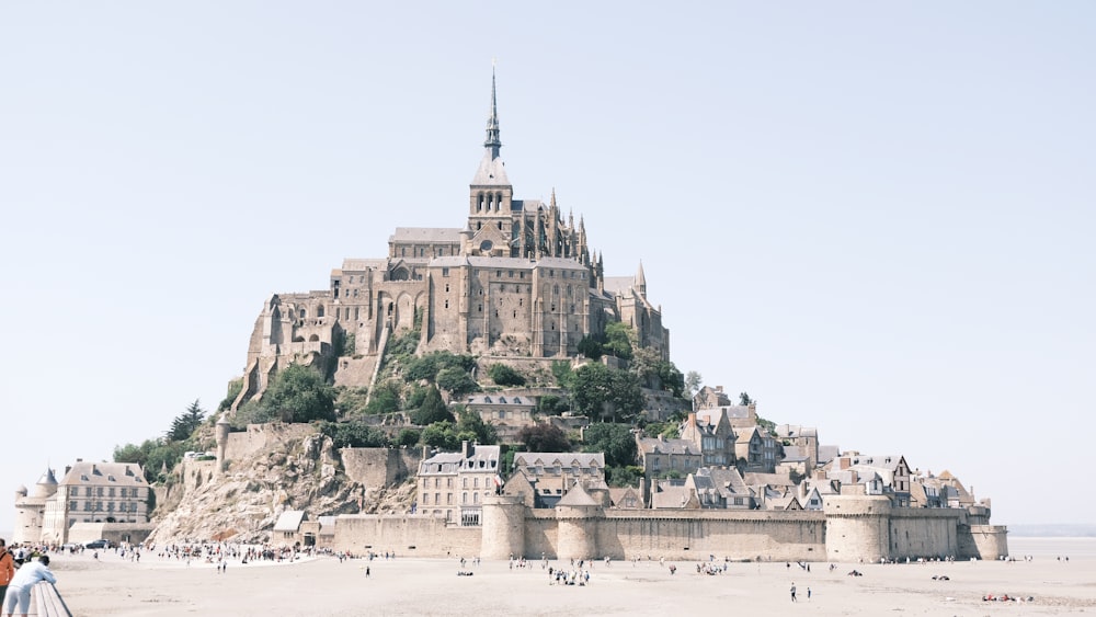 eine sehr hohe Burg, die auf einem Sandstrand thront