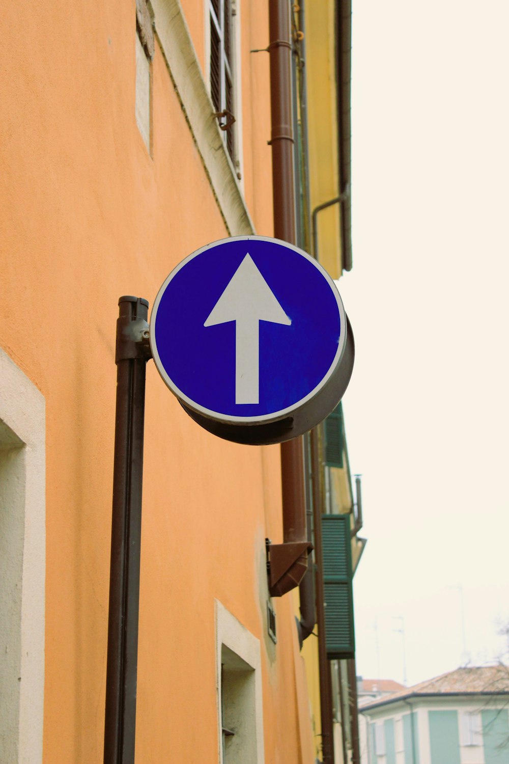 a blue sign with an arrow pointing to the right