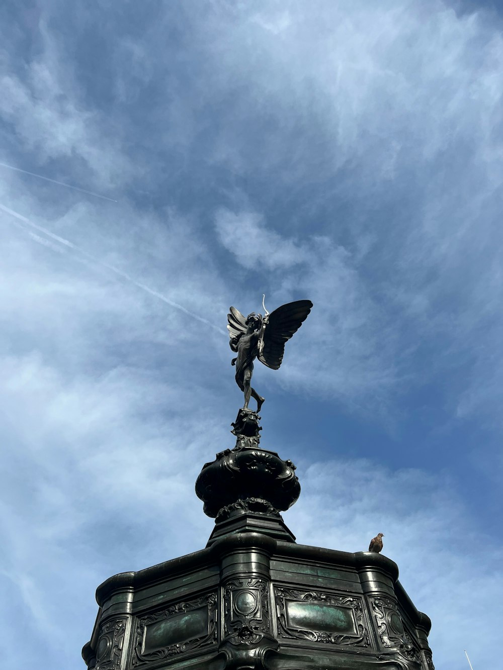 una estatua de un pájaro en lo alto de un edificio