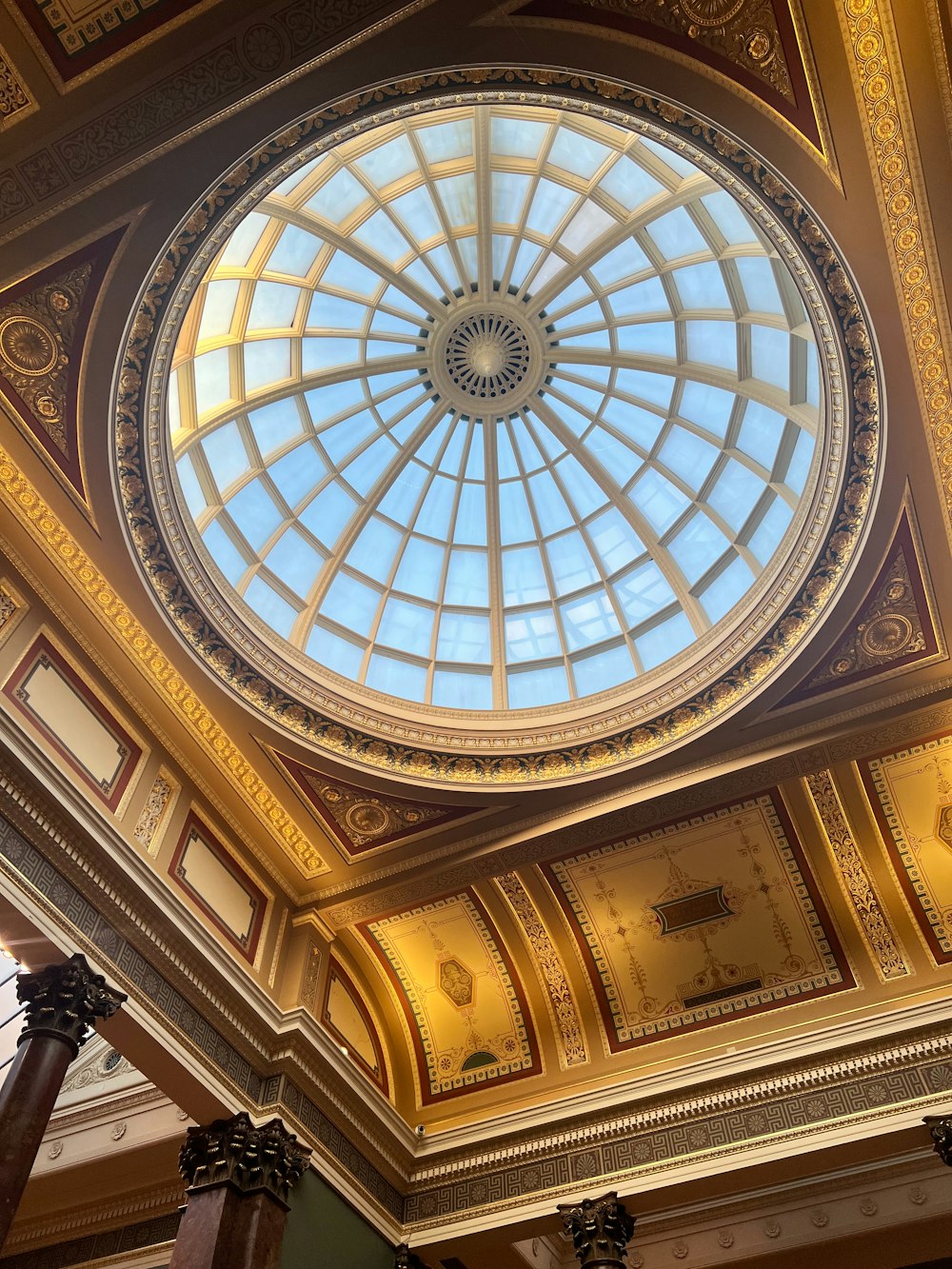 un soffitto di vetro a cupola in un edificio