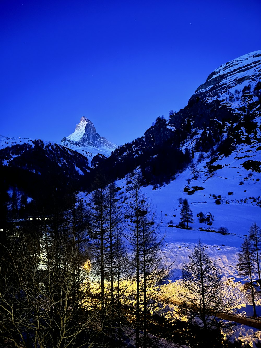 una montaña cubierta de nieve por la noche