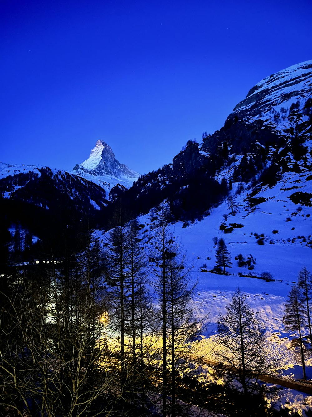 ein Berg, der nachts mit Schnee bedeckt ist
