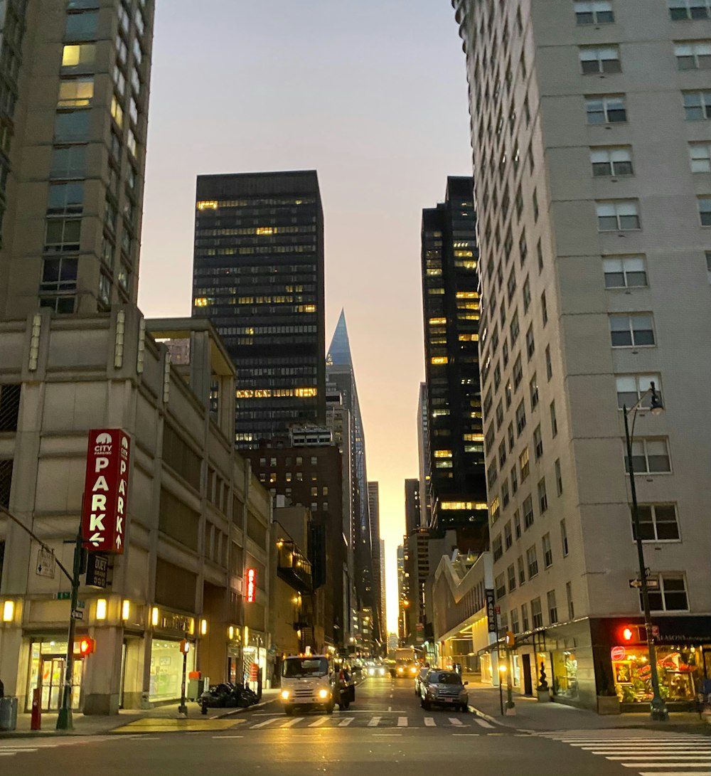 a city street filled with tall buildings and traffic