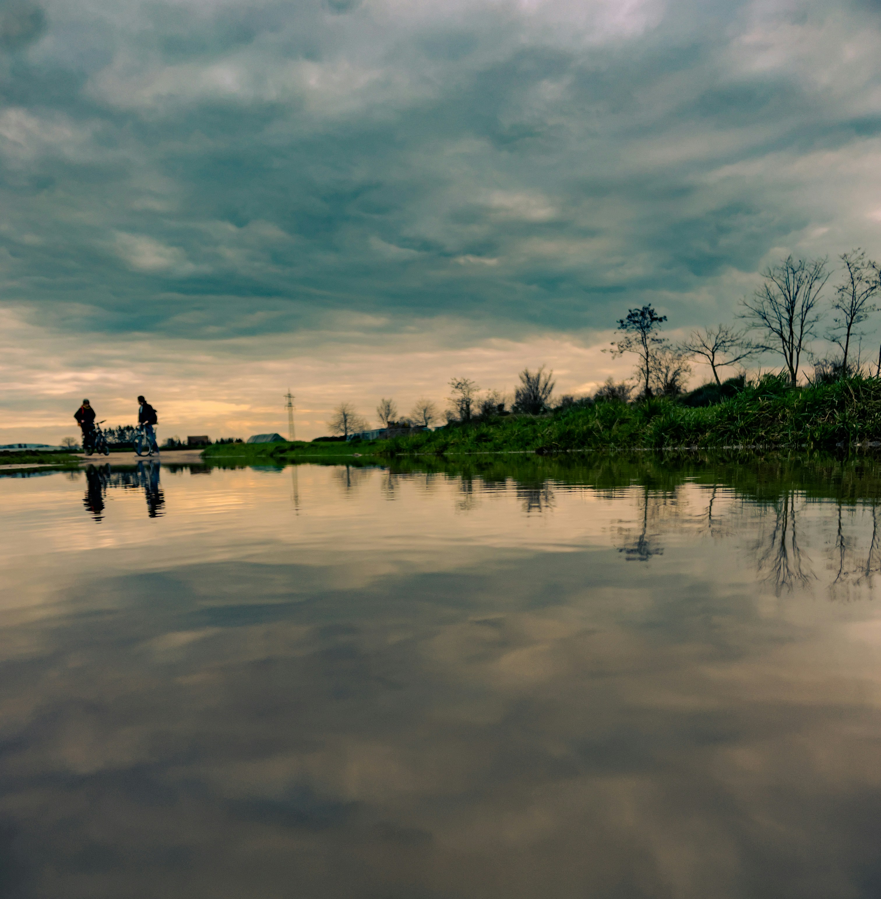 金魚 - 我真的很討厭星期一欸，星期一=憂鬱的一天，再加上最近都在考試，因為下星期要段考……我只能說真的很煩。然後我今天下課又躲到教室外了🤣，因為裡面很吵，耳朵快受不了，只好這麼做，但滿自在的，喜歡一個