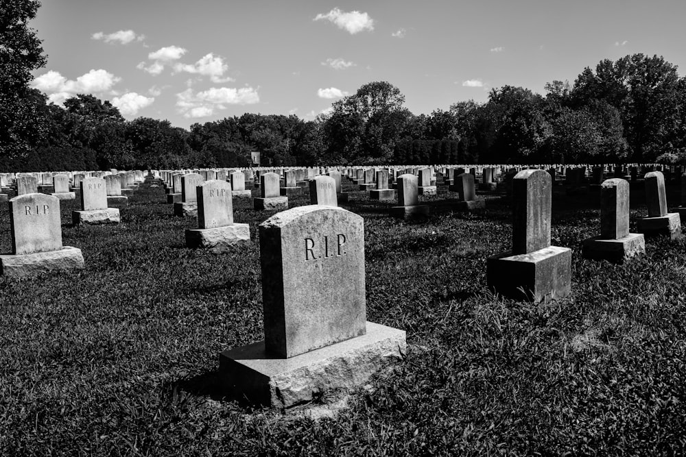 una foto in bianco e nero di un cimitero