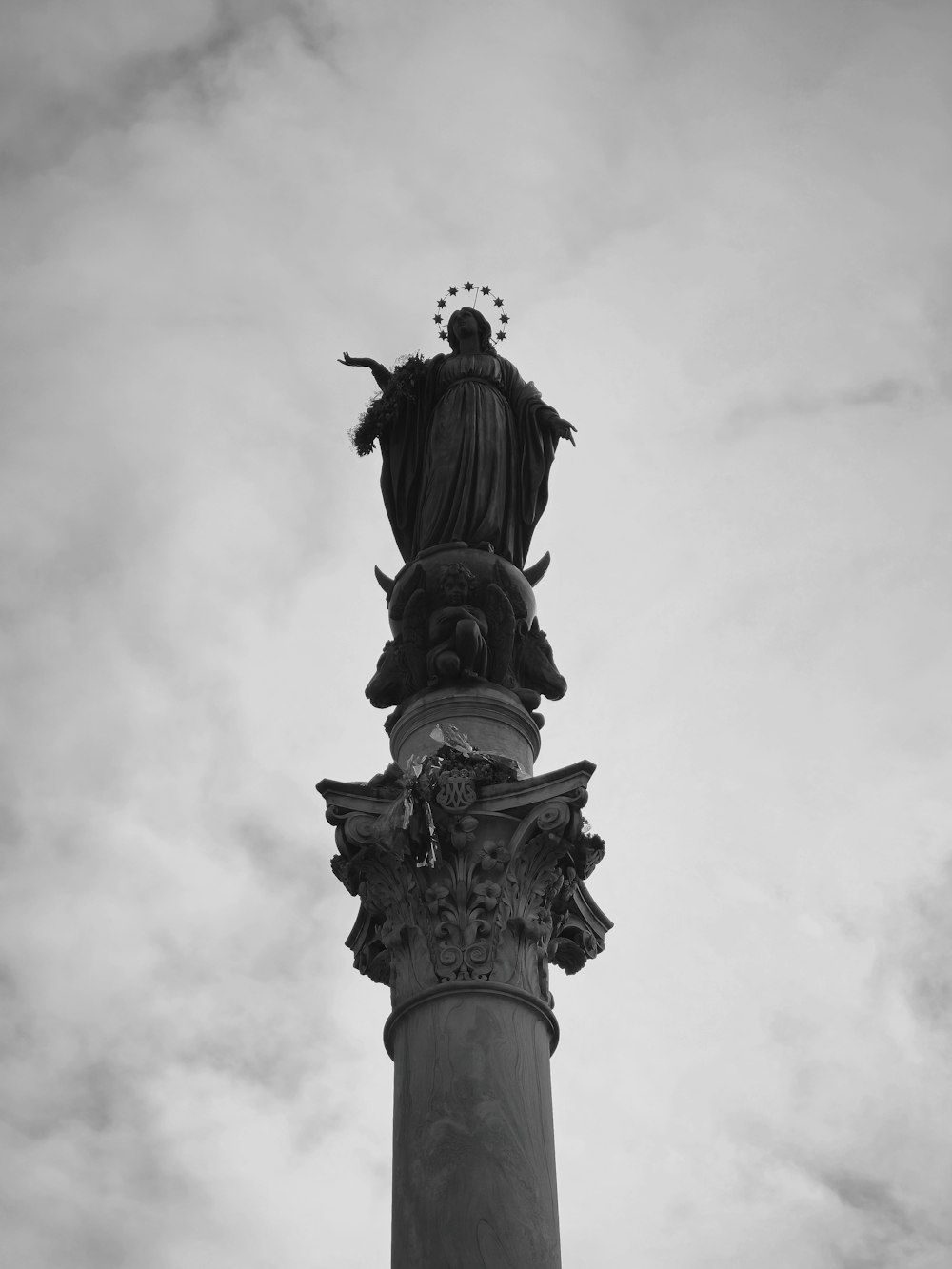 기둥 위에 있는 조각상의 흑백 사진