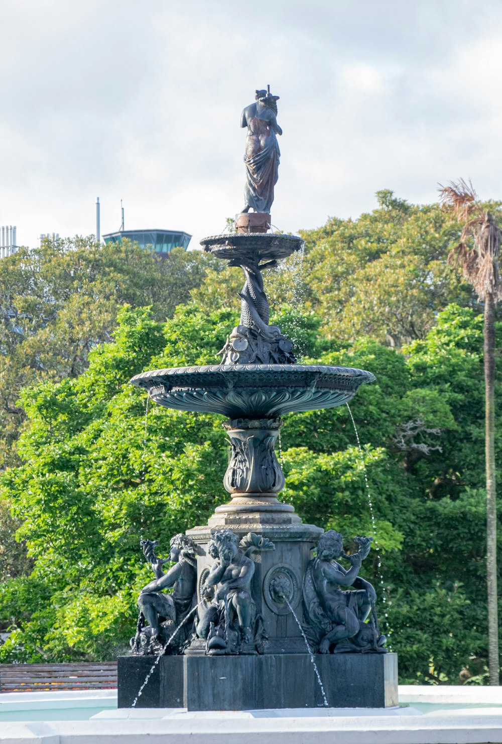 una fuente de agua con una estatua en la parte superior