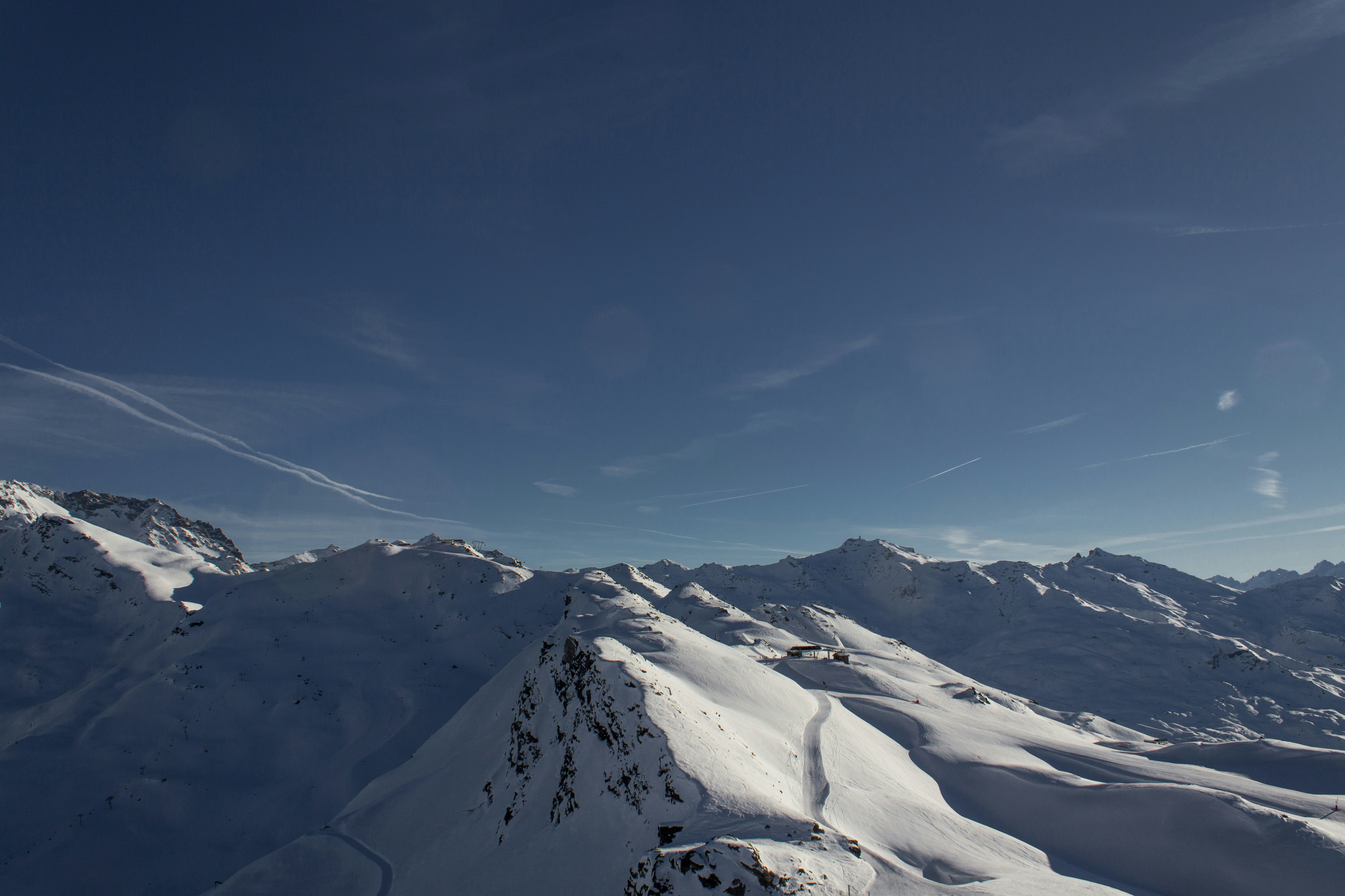 雪山の風景写真の写真 – Unsplashの森の無料画像