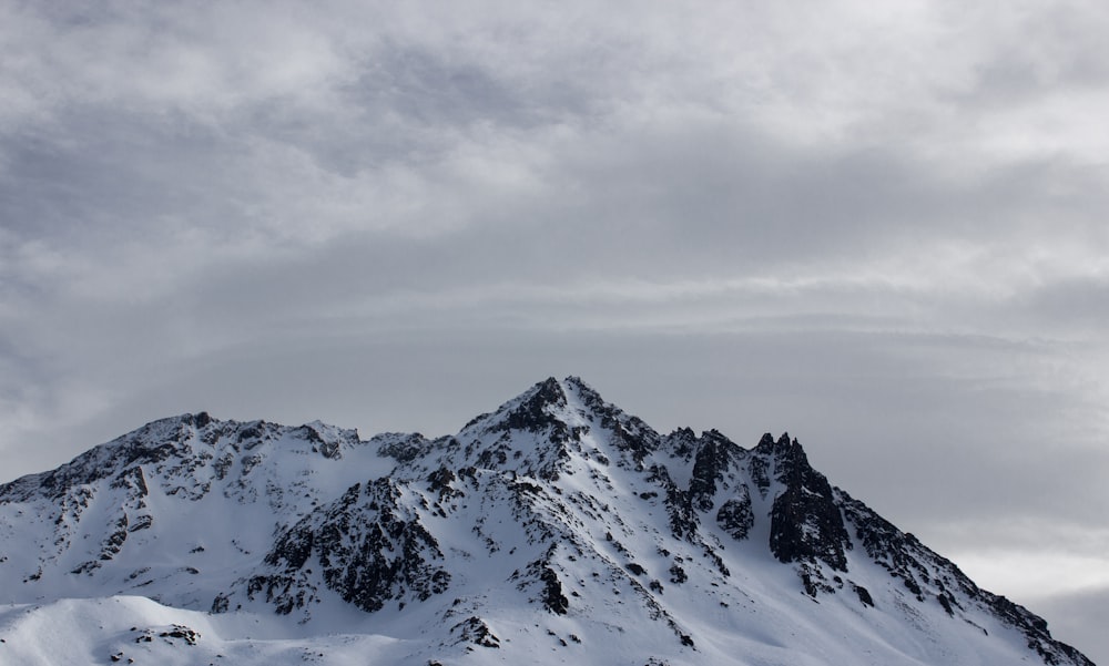 una montaña cubierta de nieve bajo un cielo nublado