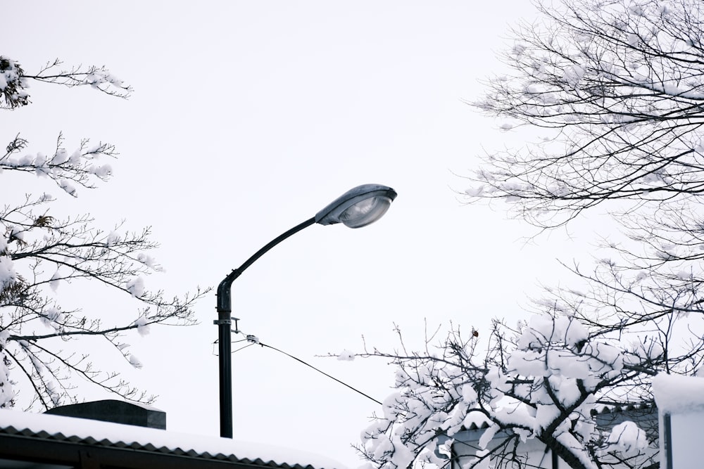 eine Straßenlaterne an einem Pfahl im Schnee