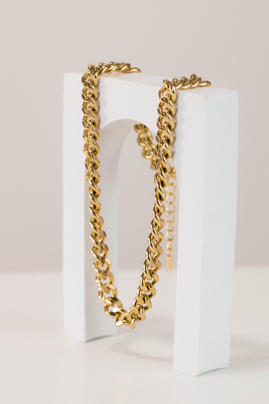 Nob Hill curb chain, draped flat on a display block