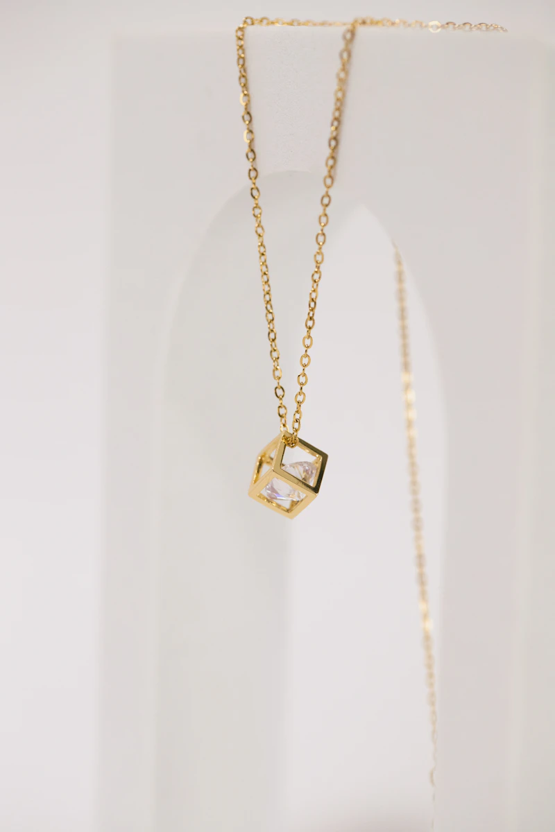 Clover Motif Pendant Necklace