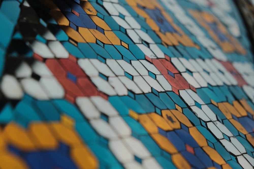 um close up de uma parede de azulejos coloridos