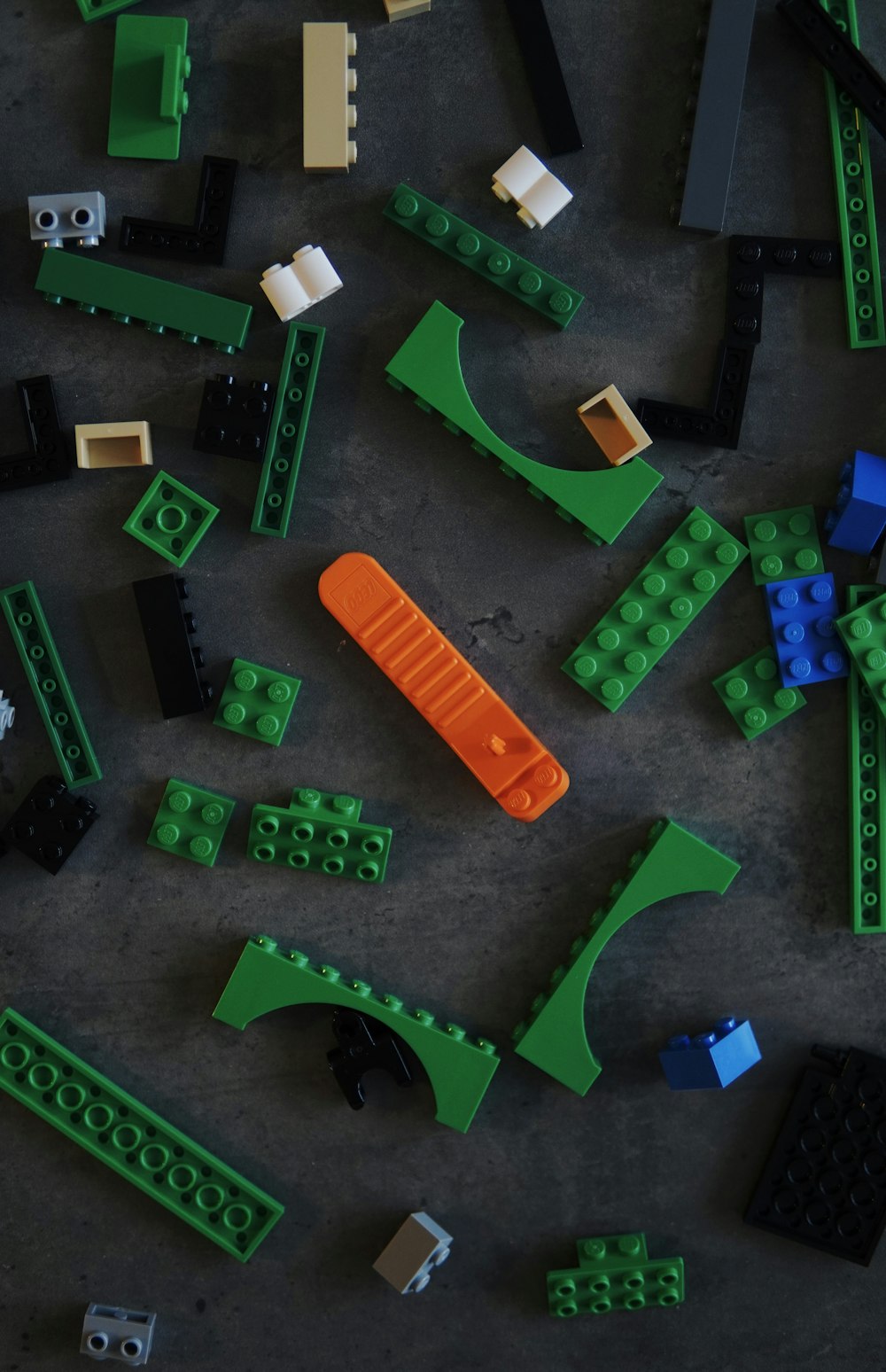 a bunch of legos laying on the ground