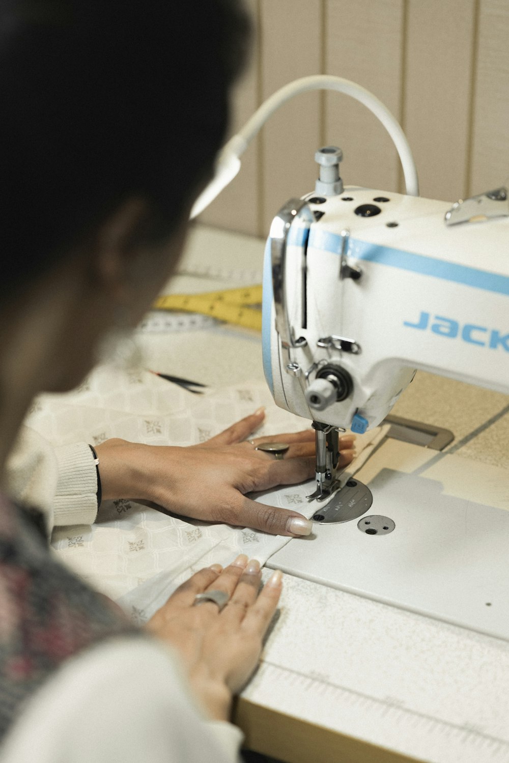 Una mujer trabajando en una máquina de coser