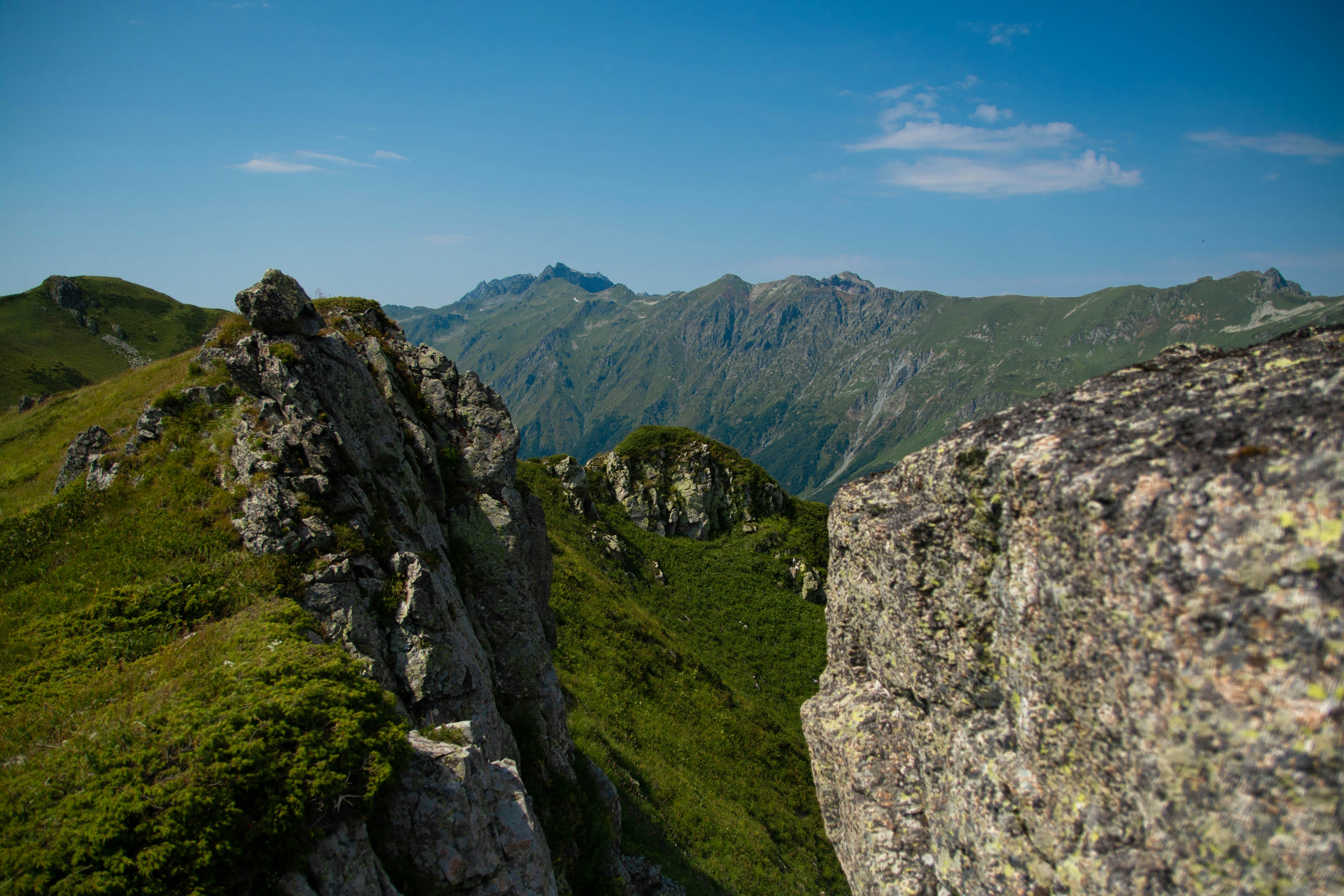 скалистый выступ на фоне горного хребта