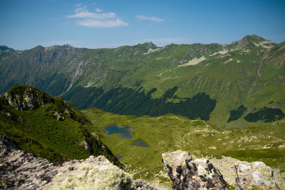 uma vista de uma cordilheira com um lago no meio