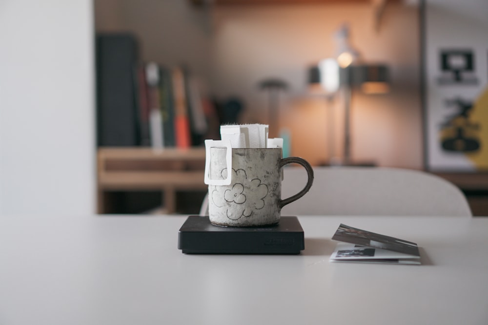 uma xícara de café sentada em cima de uma mesa