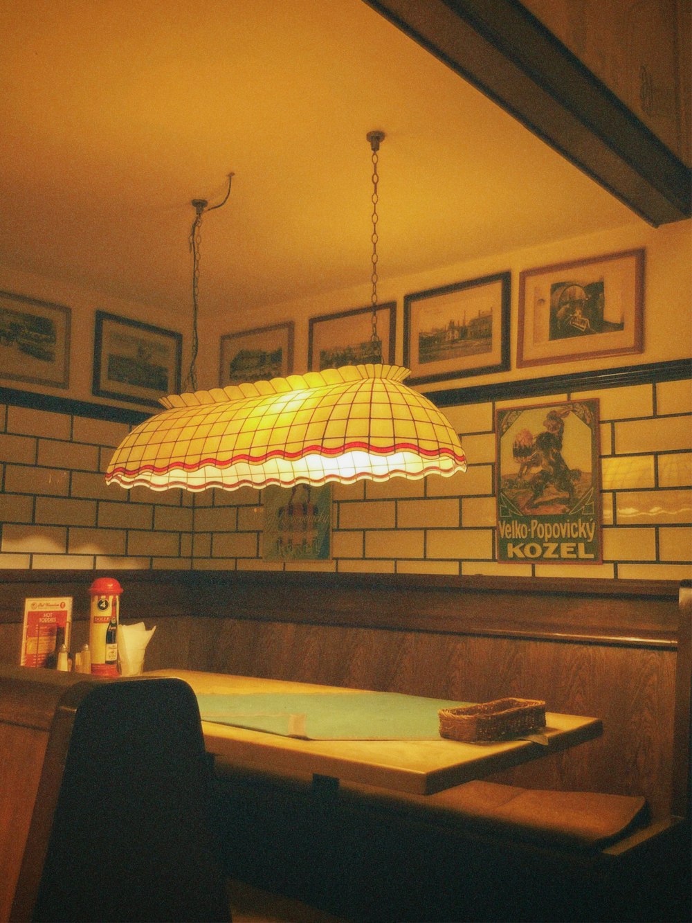 un tavolo con una lampada appesa sopra