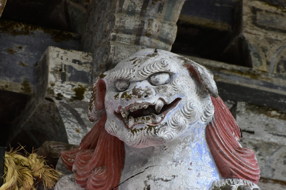 une statue d’un démon avec des cheveux roux sur la tête