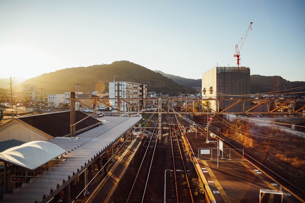 une vue d’une gare avec une montagne en arrière-plan