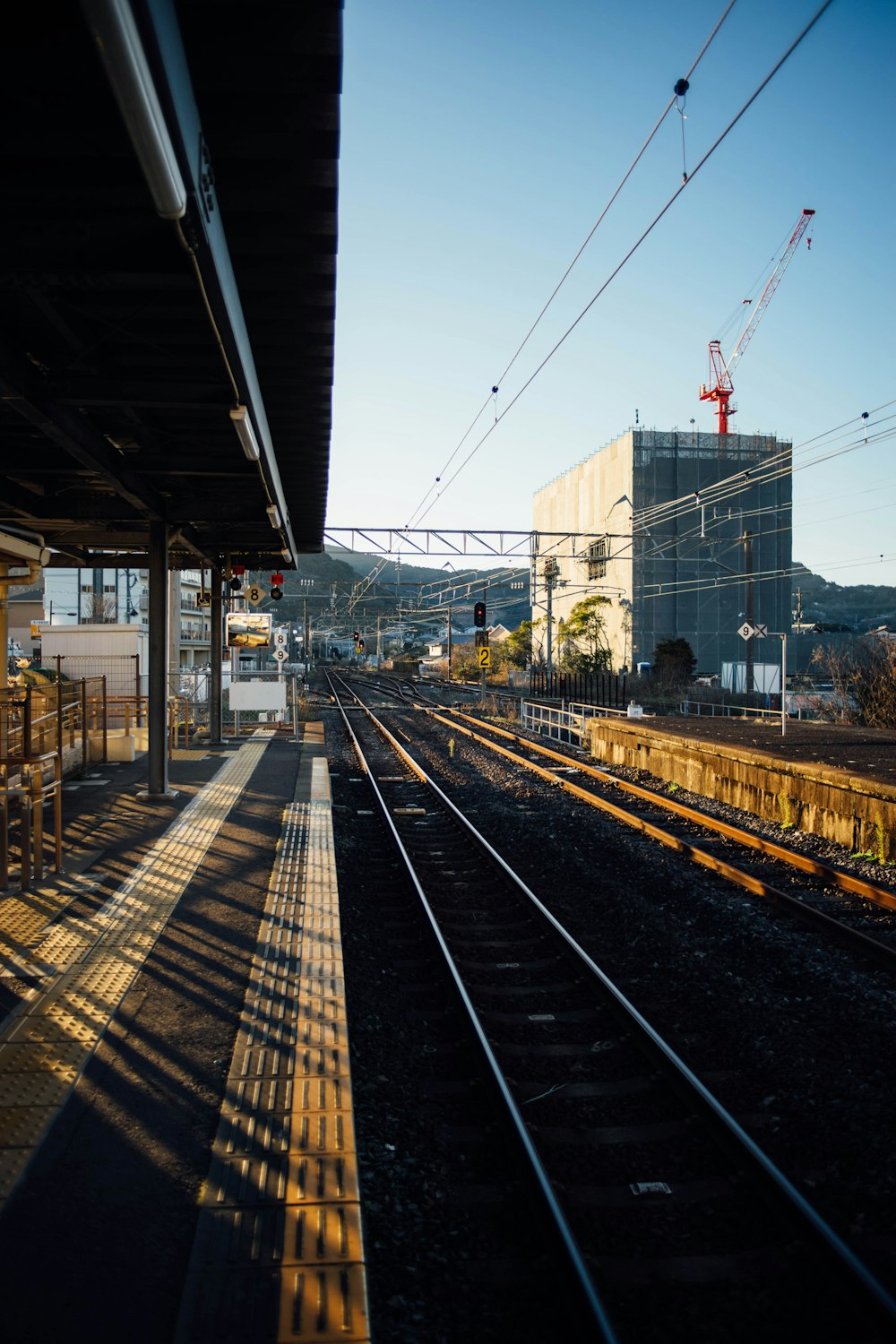 una stazione ferroviaria con un treno sui binari