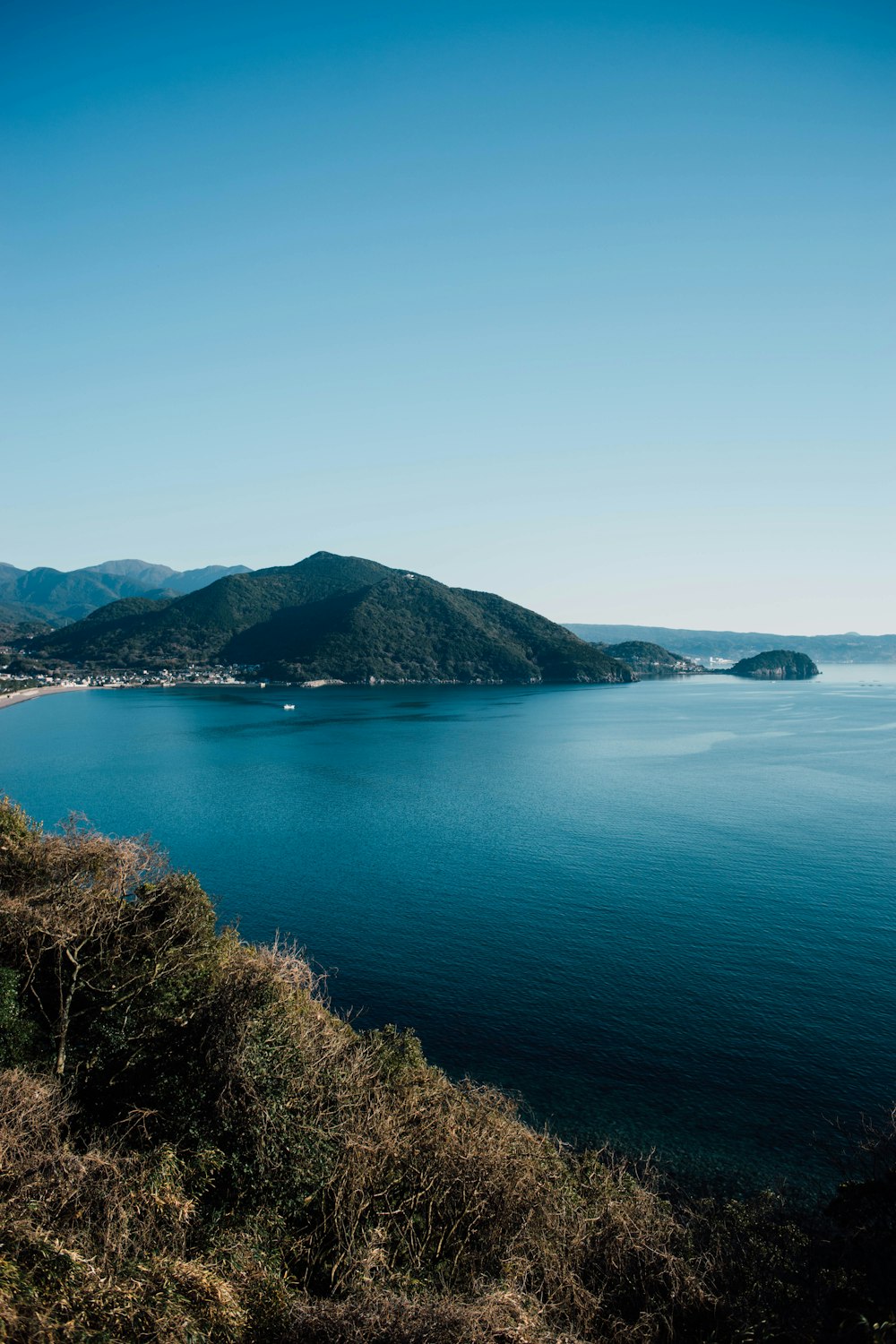 un grand plan d’eau entouré de montagnes