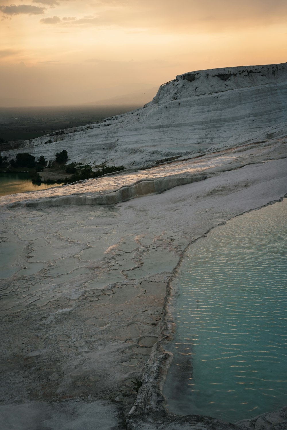 una gran masa de agua junto a una montaña