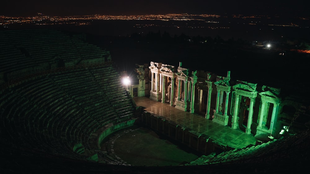 Vista aérea de un teatro romano por la noche