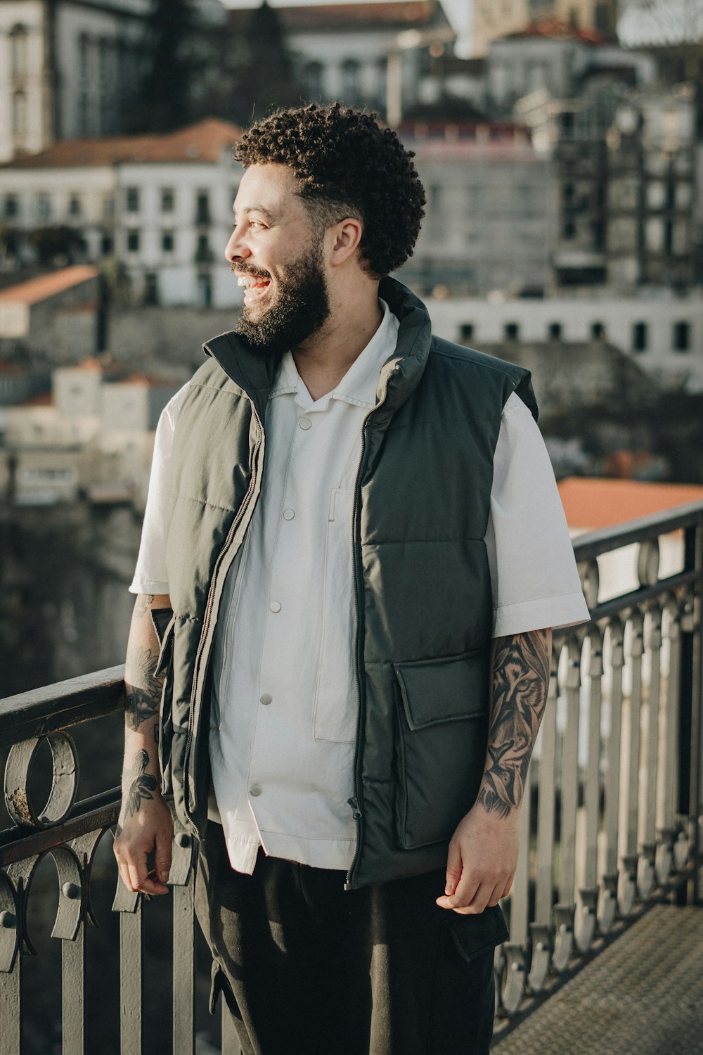 un uomo con la barba in piedi su un balcone