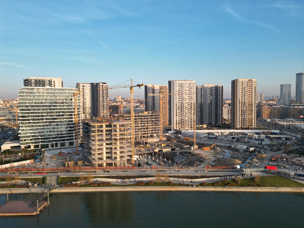 Blick auf eine Großstadt mit hohen Gebäuden