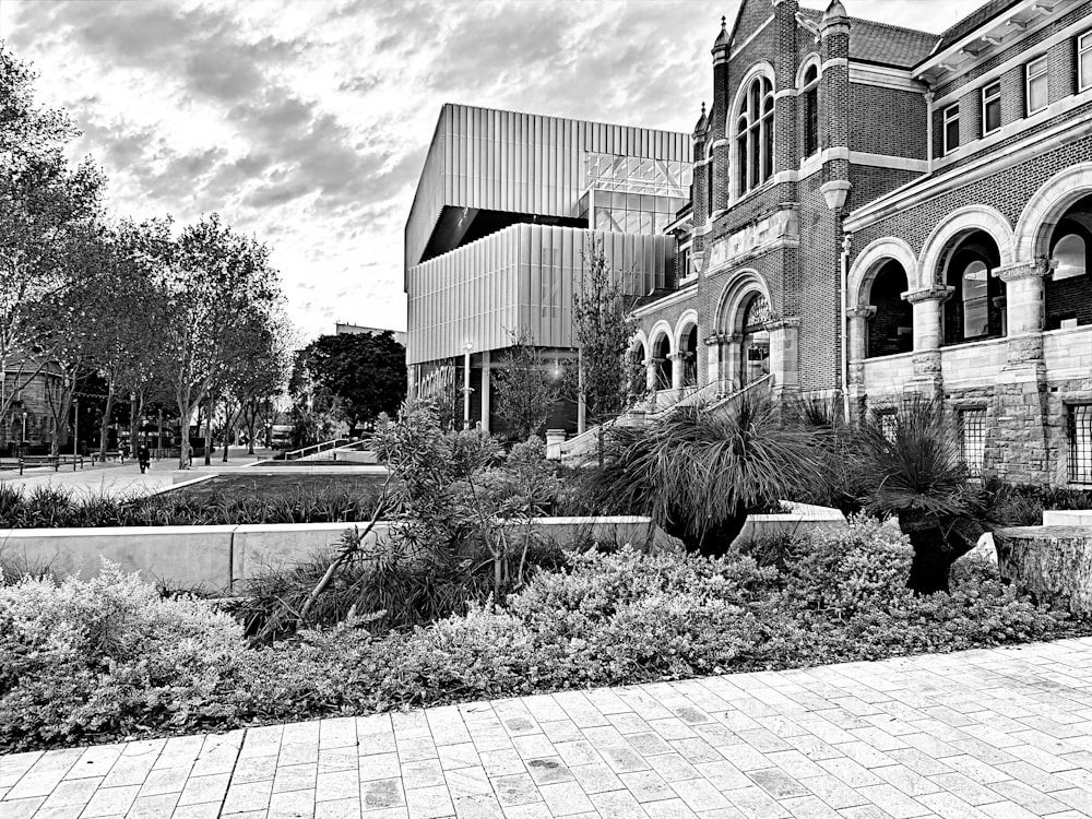 a black and white photo of a building