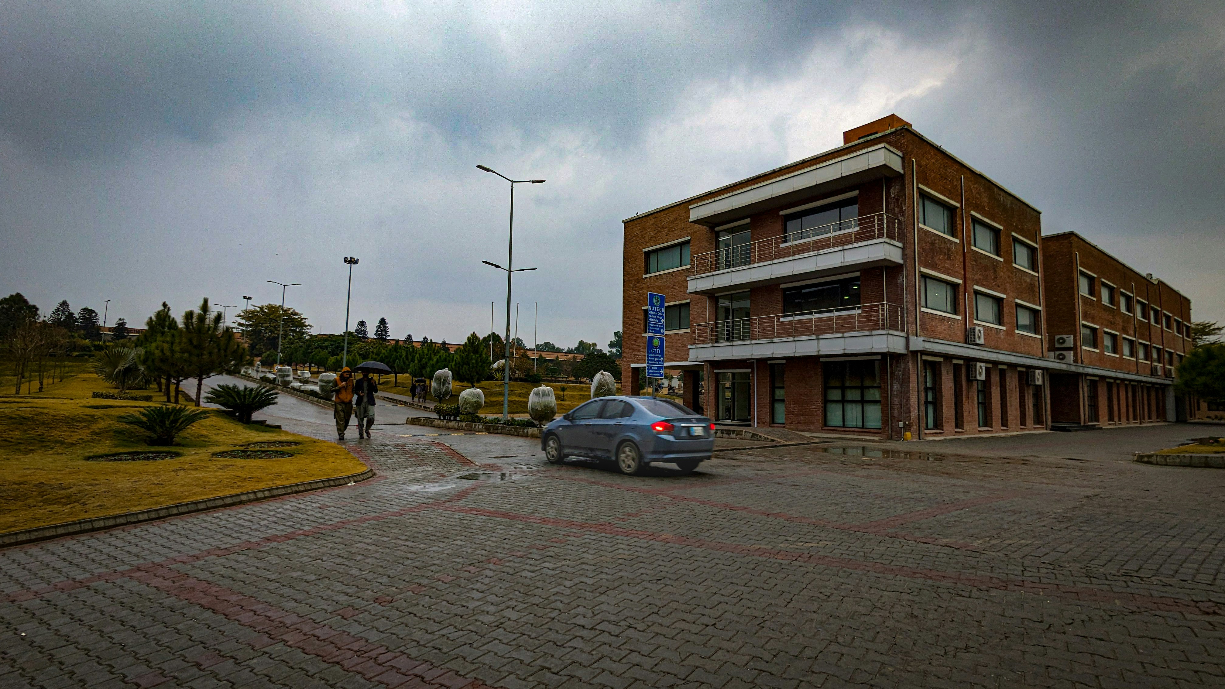 Un coche está aparcado delante de un edificio