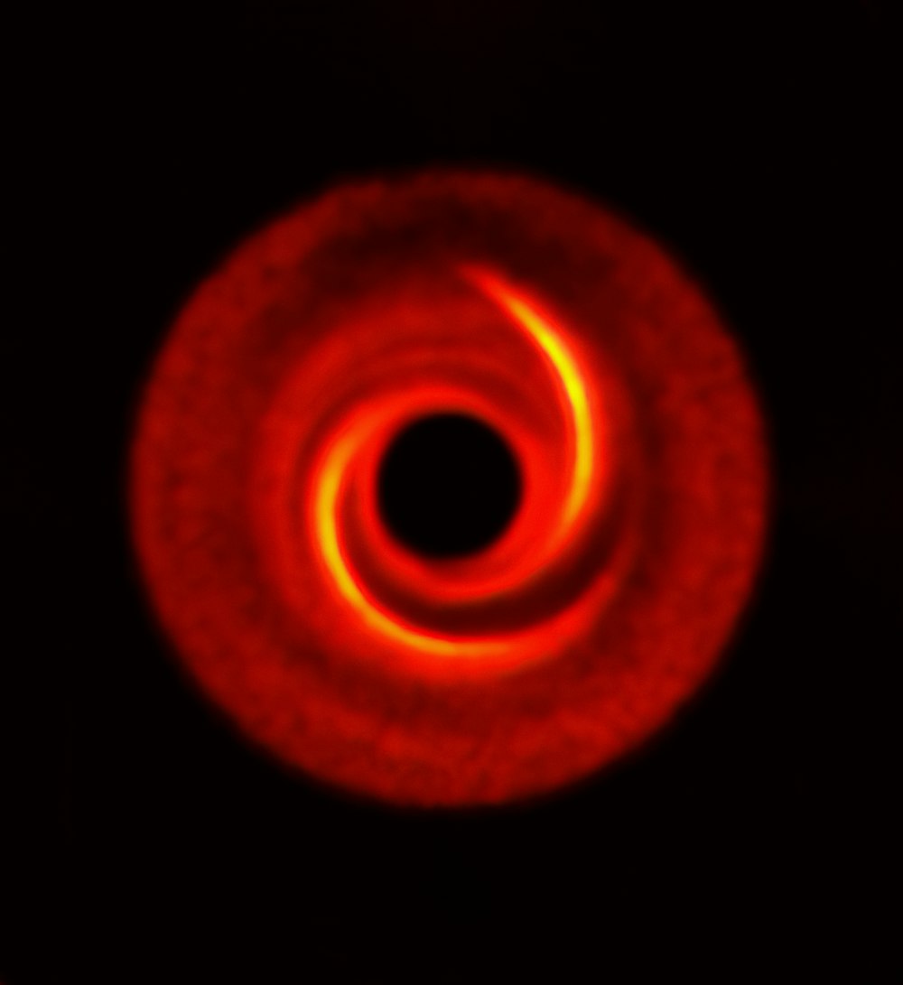 un'immagine sfocata di un oggetto rosso al buio
