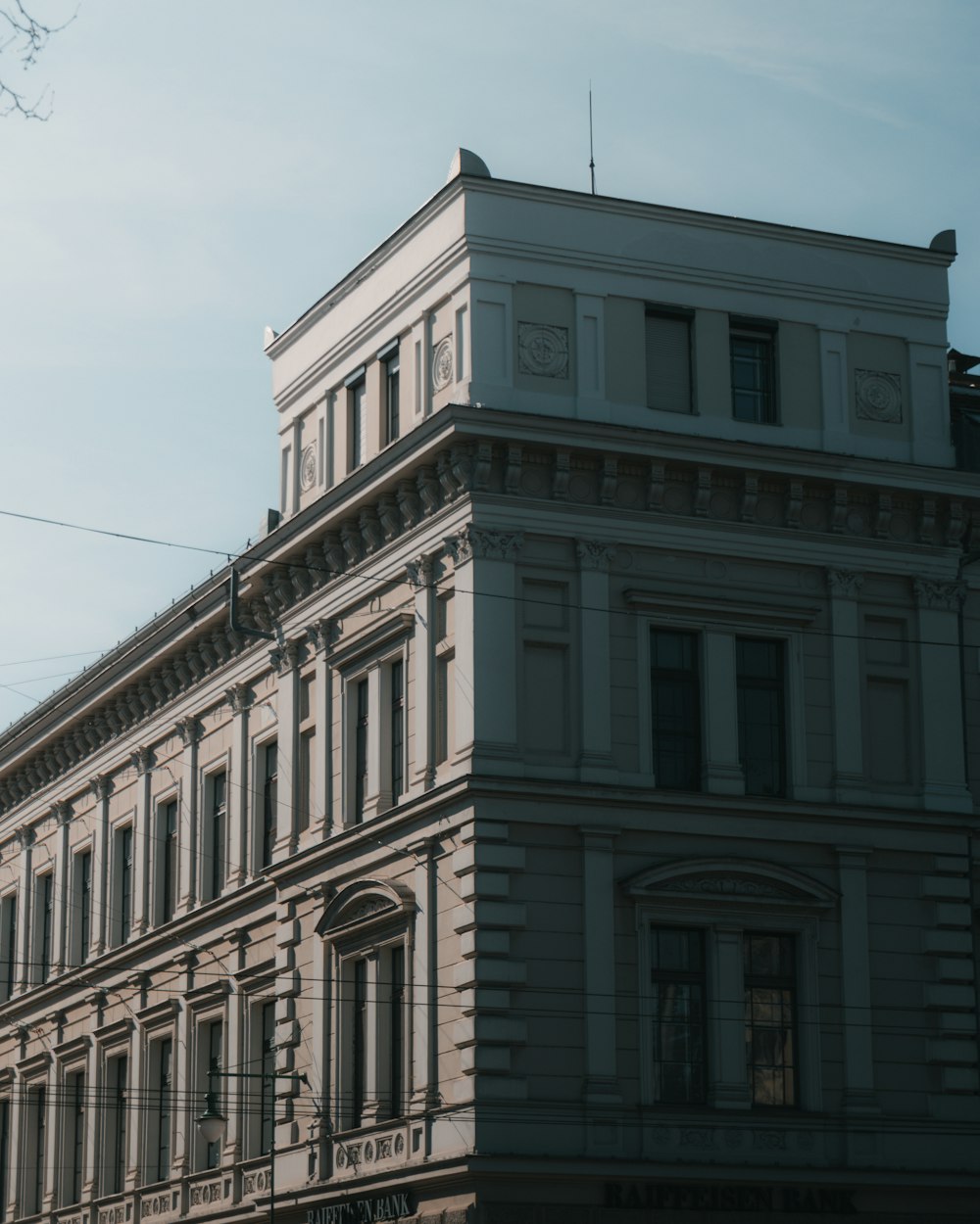 un edificio con un orologio in cima