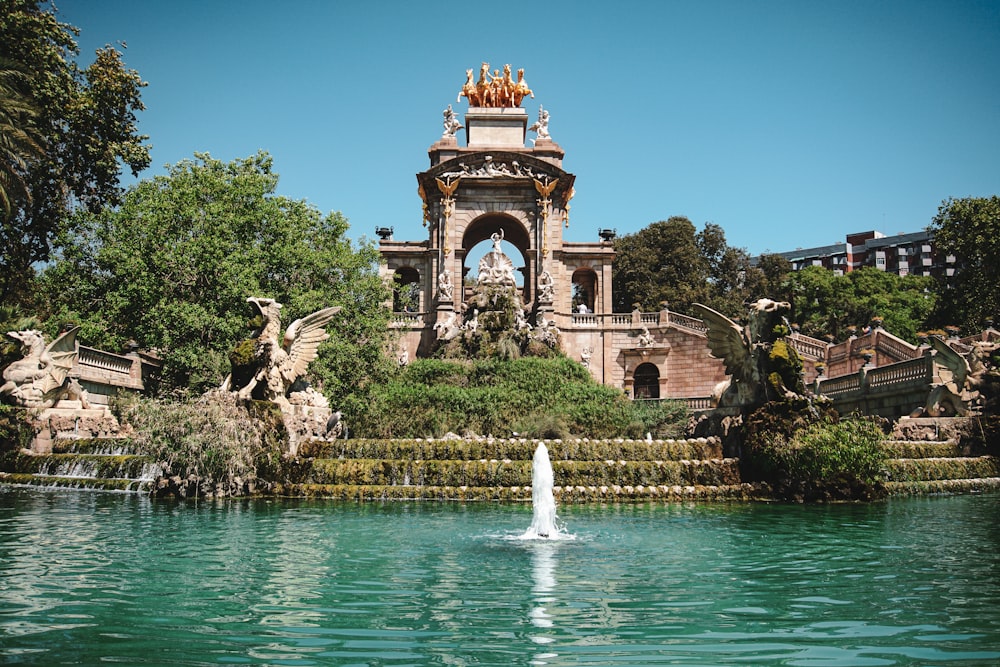 Una fuente en un parque rodeado de árboles