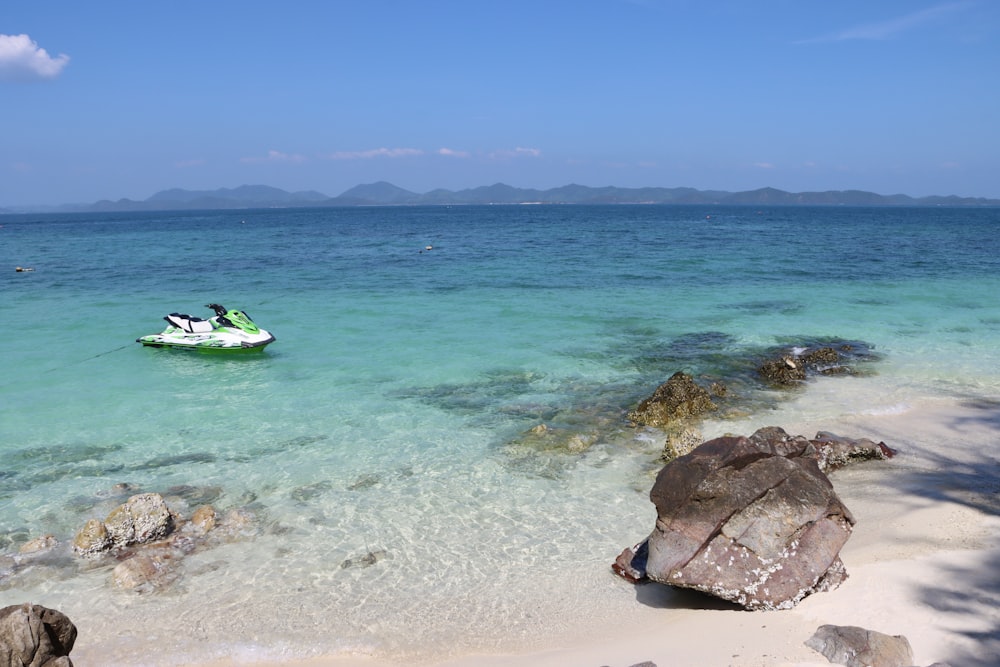 um barco na água perto de uma praia